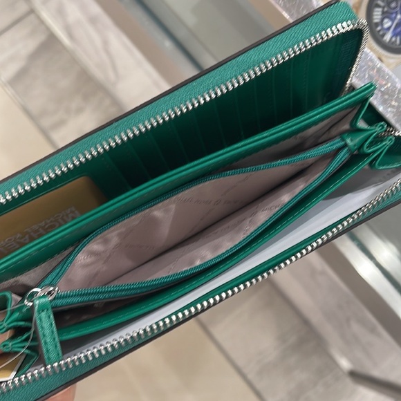 MICHAEL KORS LARGE TRAVEL CONTINENTAL WRISTLET WALLET PHONEHOLDER Palmetto Green - Picture 12 of 16